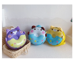 Vue détaillée de trois sacs à dos pour enfants en forme de donut dans un panier