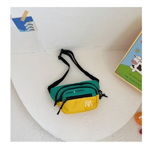 Detailansicht des NY-Logos und grün-gelber Kontrast der Kinder-Canvas-Brusttasche