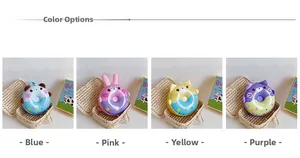 Détail des mini sacs ronds pour enfants avec motifs animaux colorés et design donut