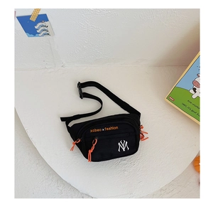 Detail der schwarzen Canvas-Gürteltasche mit orangefarbener Kordel und NY-Logo