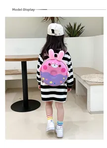 Vue arrière d'un enfant portant un sac à dos donut 3D rigide avec oreilles de lapin