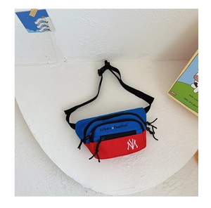 Detail der rot-blauen Segeltuch-Kindertasche mit Doppelreißverschluss und Tragegurt