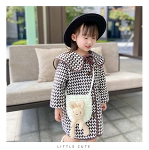 Détail d'un sac à bandoulière en tricot lapin mignon avec un manteau pour fille