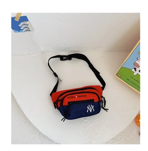 Detailansicht der rot-blauen Kinder-Gürteltasche aus Canvas mit verstellbarem Gurt