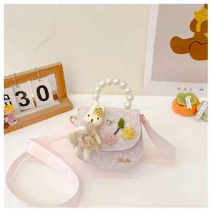 Détail du sac à main en dentelle rose pour enfant avec perles et lapin en peluche