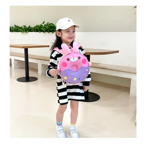 Détail du sac à dos beignet rose pour enfant avec oreilles de lapin et motifs d'étoiles
