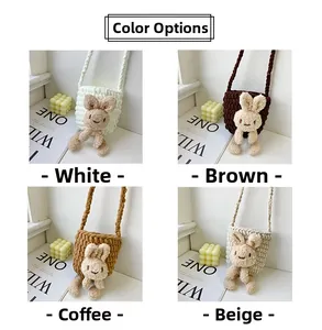 Vue détaillée de jolis sacs à bandoulière lapin tricotés en quatre couleurs naturelles