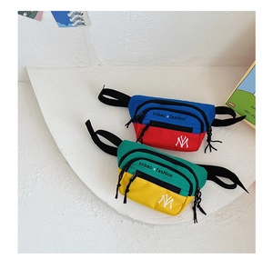 Detail von Kinder-Gürteltaschen aus Canvas mit Farblock-Design und NY-Stickerei in Rot-Blau