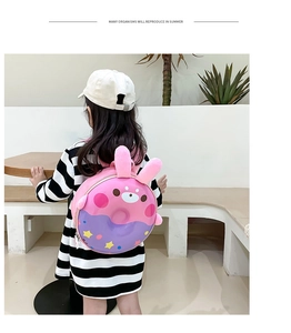 Vue détaillée du sac à dos beignet pour enfants rose et violet avec oreilles de lapin