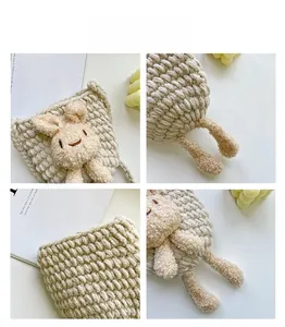 Vue détaillée du sac tricoté pour enfants avec décoration de lapin en peluche marron