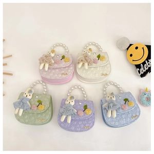 Détail de sacs à bandoulière lapin avec poignées en perles en cinq couleurs pastel
