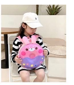 Détail du sac à dos beignet rose pour enfant avec oreilles de lapin sur une fille