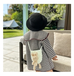 Détail du joli sac à bandoulière en tricot lapin avec manteau pied-de-poule enfant