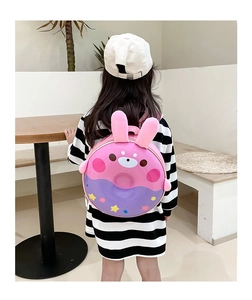 Sac à dos enfant lapin donut rose avec coque rigide et oreilles 3D sur un modèle