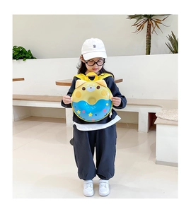 Détail du sac à dos enfant beignet avec oreilles de chat jaunes et motif ours