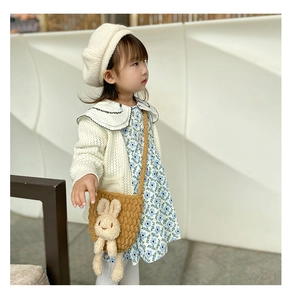 Détail de la maille et du lapin en peluche sur le petit sac à bandoulière marron enfant