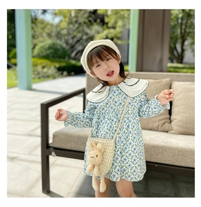 Gros plan d'un sac bandoulière en maille beige avec une poupée lapin 3D pour petites filles