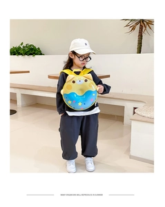 Détail d'un sac à dos enfant rond en forme de donut avec visage d'ours et coque bleue
