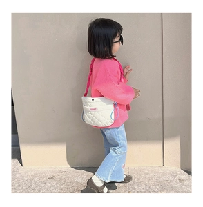 Détail du sac bandoulière enfant matelassé blanc avec bandoulière rose à volants et cordon