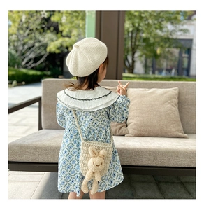 Vue détaillée d'un joli sac à bandoulière lapin au crochet avec une robe à fleurs