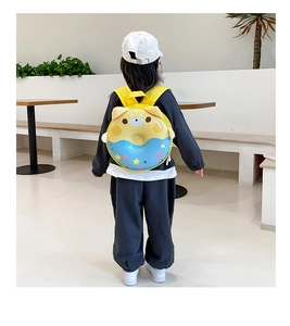 Détail d'un sac à dos rigide en forme de donut avec oreilles d'ours porté par enfant