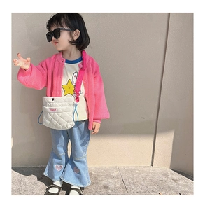 Détail d'un sac bandoulière blanc matelassé pour enfant avec un cardigan en maille rose