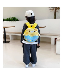 Détail du sac à dos en forme de donut coloré porté par une petite fille à l'école