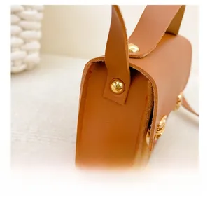 Détails du mini sac fille en cuir PU marron avec boucle métallique et rivets dorés