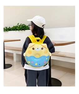 Vue arrière d'un enfant portant un sac à dos rigide Shiba Inu en jaune et bleu
