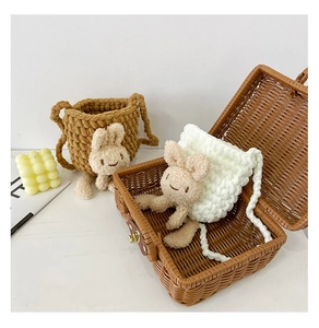 Détail du tissage de sacs à bandoulière lapin en tricot pour enfants, marron et beige