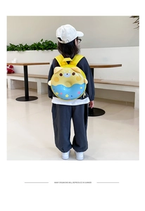 Enfant portant un sac à dos rigide en forme de donut avec visage animal mignon