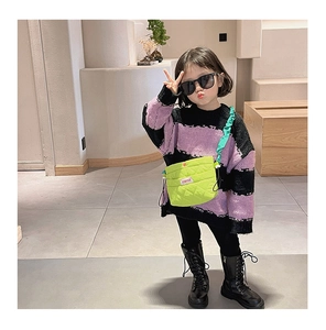 Détail du sac à bandoulière matelassé vert néon pour enfants avec bandoulière plissée stylée