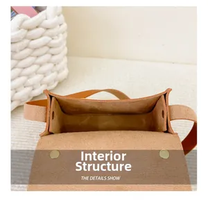 Détail de l'intérieur du mini sac en cuir marron avec fermoir magnétique et doublure douce