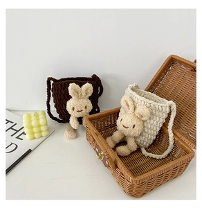 Détail de sacs à bandoulière lapin tricotés en marron et beige avec texture au crochet