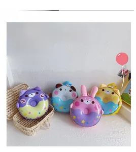 Vue à plat de sacs à bandoulière colorés en forme de donut pour enfants, 4 couleurs