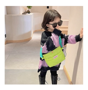 Gros plan sur un sac bandoulière matelassé vert fluo pour enfants en tissu imperméable
