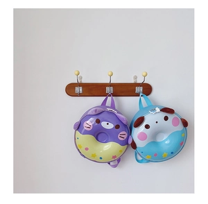 Détail de sacs à dos rigides avec des motifs mignons d'ours et de chiot pour enfants