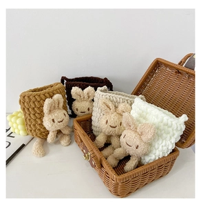 Détail de sacs à bandoulière lapin en tricot pour filles aux tons terreux chauds