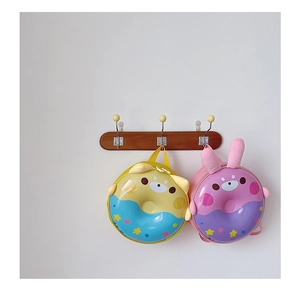 Détail de sacs à dos 3D beignet avec oreilles de lapin en peluche pour enfants