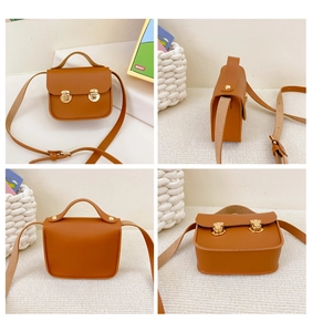 Vues détaillées sous plusieurs angles d'un mini sac à bandoulière en similicuir marron