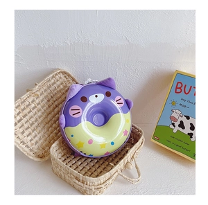 Détail du sac à bandoulière chat beignet violet pour enfant dans un panier tressé