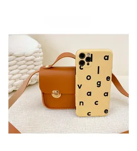 Mini sac bandoulière en cuir PU marron comparé à un smartphone pour la taille