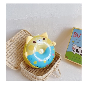 Détail du sac enfant en forme de donut avec oreilles dans un panier tressé
