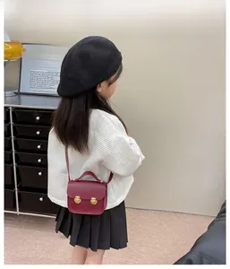 Mini sac bandoulière vintage pour enfant en cuir bordeaux avec fermoir doré