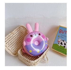 Détail du sac bandoulière enfant en forme de donut rose avec oreilles de lapin mignonnes