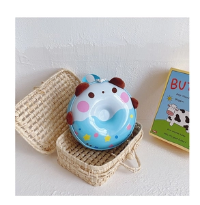 Détail du sac à dos beignet pour enfants présenté dans une petite valise
