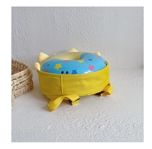 Détail du sac à dos enfant donut jaune avec étoiles colorées et partie supérieure bleue