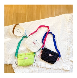 Trois mini sacs bandoulière matelassés avec bandoulières froncées en vert, beige et noir