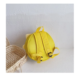 Détail du sac à dos rond jaune pour enfants avec dos en maille respirante et bretelles
