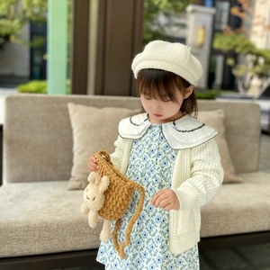 Ensemble béret tricoté blanc et robe florale pour fille avec sac lapin au crochet